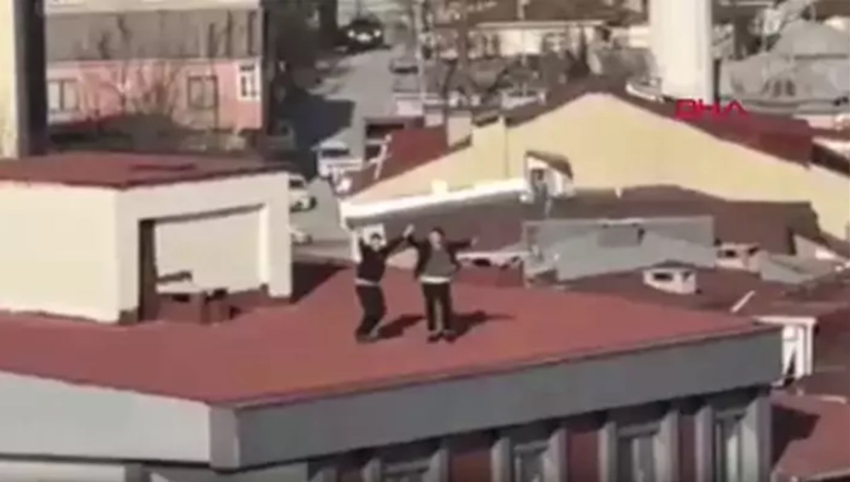İstanbul'da ilginç anlar: 5 katlı binanın çatısında halay çektiler İstanbul'da ilginç anlar: 5 katlı binanın çatısında halay çektiler