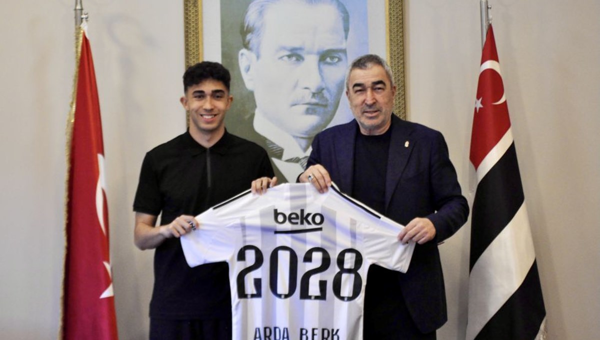 Beşiktaş, Arda Berk Özüarap ile profesyonel sözleşme imzaladı Beşiktaş, Arda Berk Özüarap ile profesyonel sözleşme imzaladı