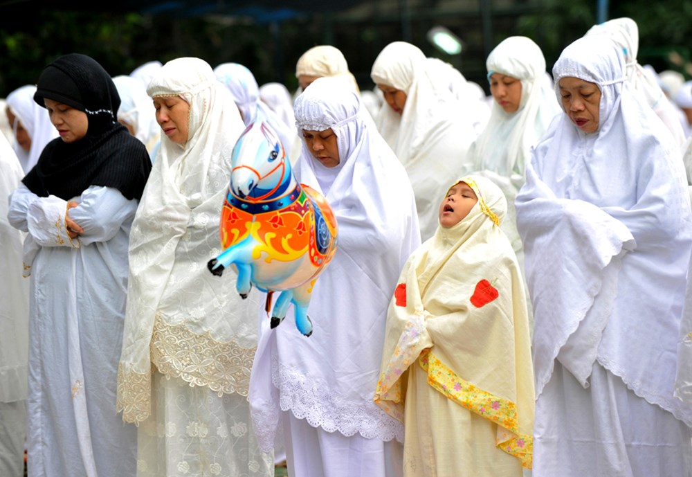 Исламский праздник сегодня. Мусульманские религиозные праздники. Одежда для хаджа. Хадж женщины. Одежда для хаджа для женщин.