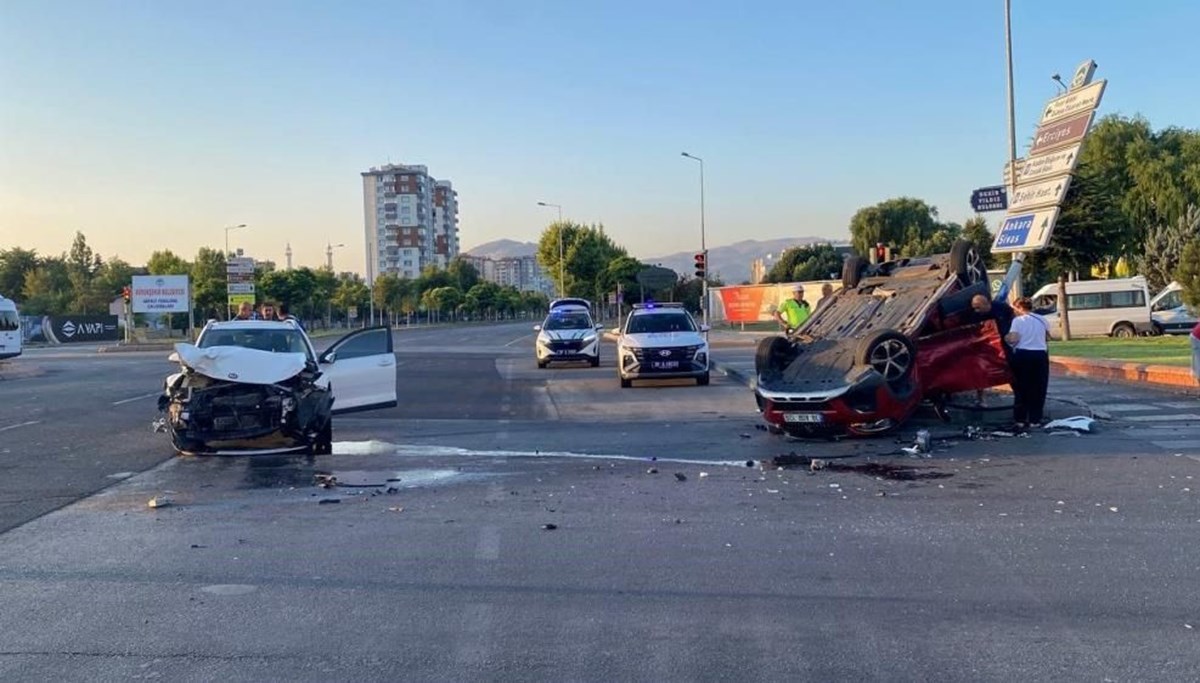 Kayseri'de feci kaza: İki yaralı Kayseri'de feci kaza: İki yaralı