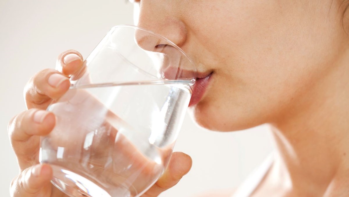 Çok su içmek doğru mu? Harvardlı doktor ''Beyinde birikiyor'' diyerek uyardı