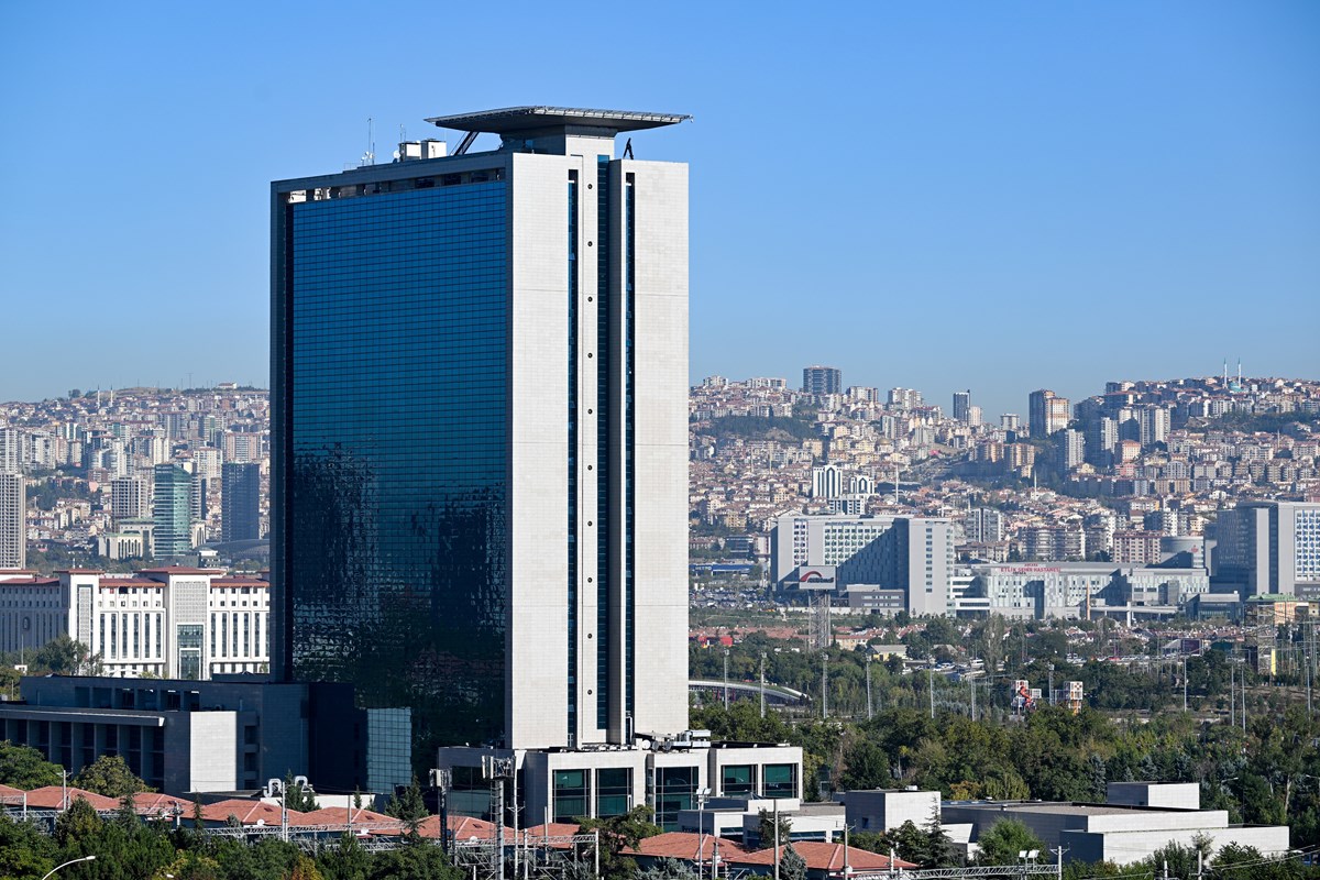 Başlatılan soruşturma kapsamında hakkında gözaltı kararı verilen 13 isim arasında dört eski bürokrat bulunuyor. Gözaltına alınan iki kişinin ise aktif görevde olduğu öğrenildi.