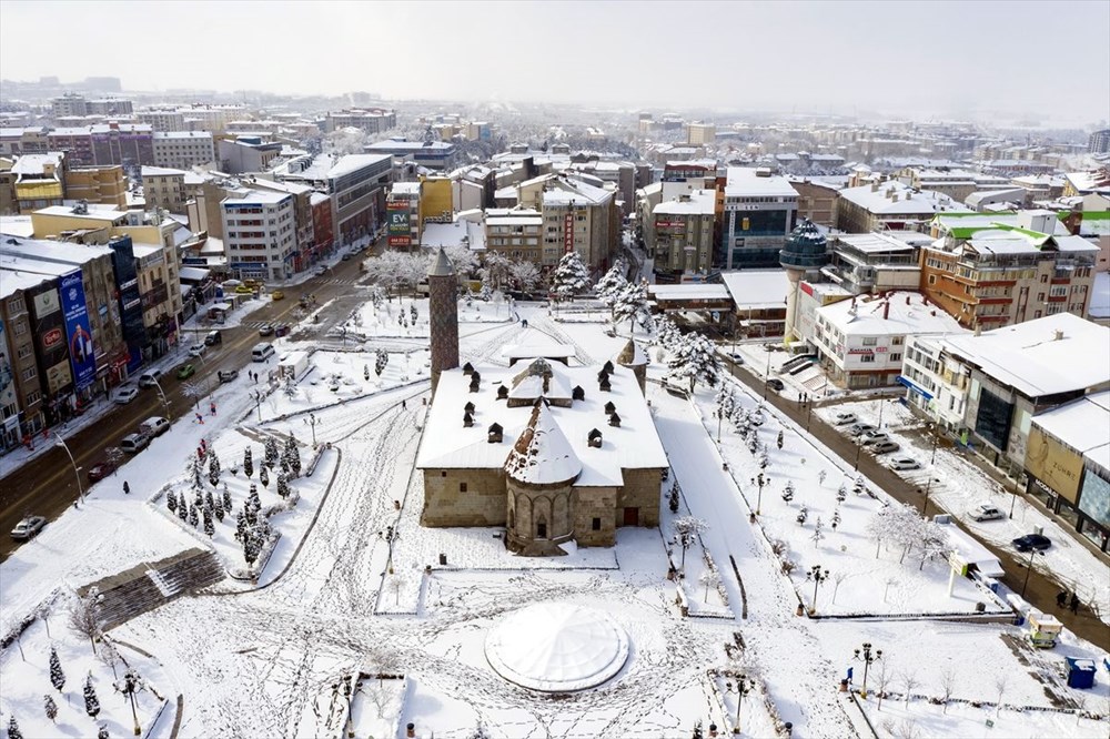 Doğu'nun "kış cenneti" Erzurum gündüz bembeyaz, gece ise ışıl ışıl - 13