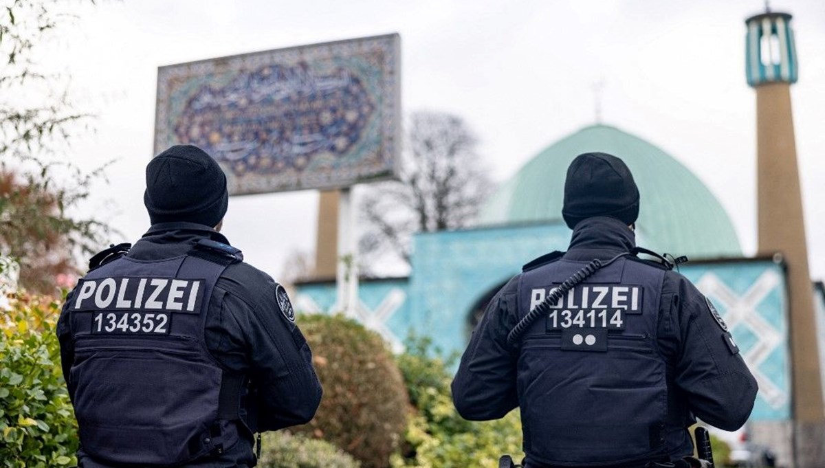 Almanya Hamas'la bağlantılı olduğu iddiasıyla bir İslam merkezini yasakladı Almanya Hamas'la bağlantılı olduğu iddiasıyla bir İslam merkezini yasakladı
