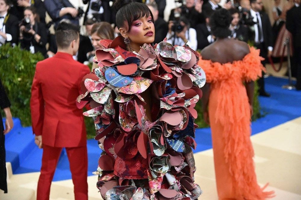 Met Gala 2022’de Rihanna yoktu ama heykeli vardı - 13