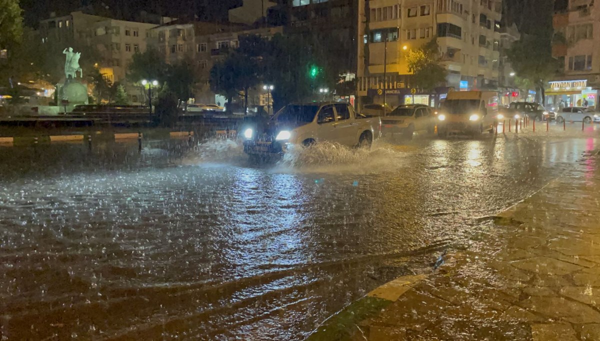 Sağanak ve fırtına birçok kentte hayatı olumsuz etkiledi Sağanak ve fırtına birçok kentte hayatı olumsuz etkiledi