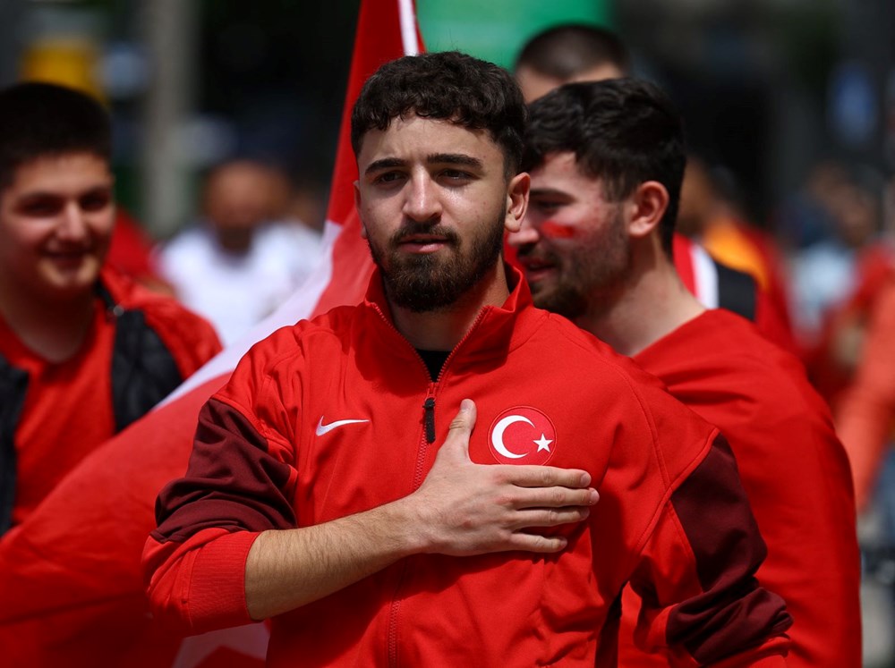 Milli ma�a saatler kala Dortmund sokaklar� yine k�rm�z�-beyaz