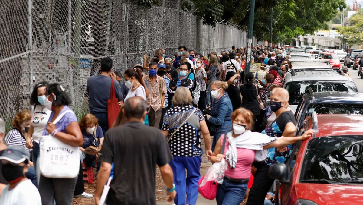 Venezuela'da aşılama başladı: 400 metre kuyruk