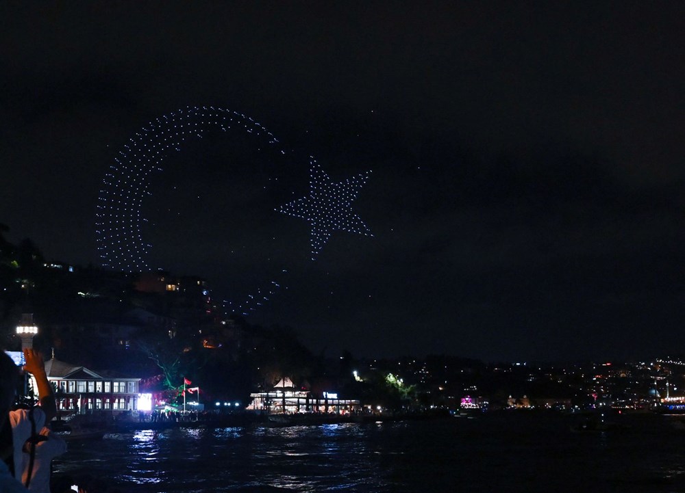 İstanbul Boğazı'nda 2023 dronla 100. yıl gösterisi - 1