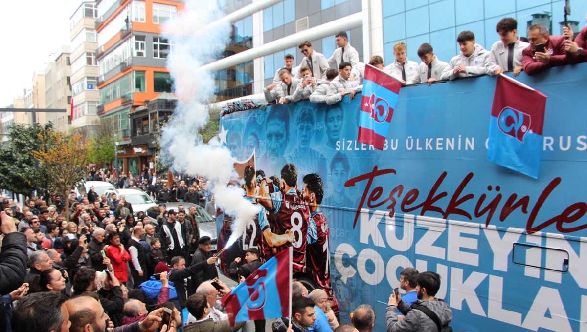 Trabzonspor U19'dan şehir turu: Taraftarlar akın etti