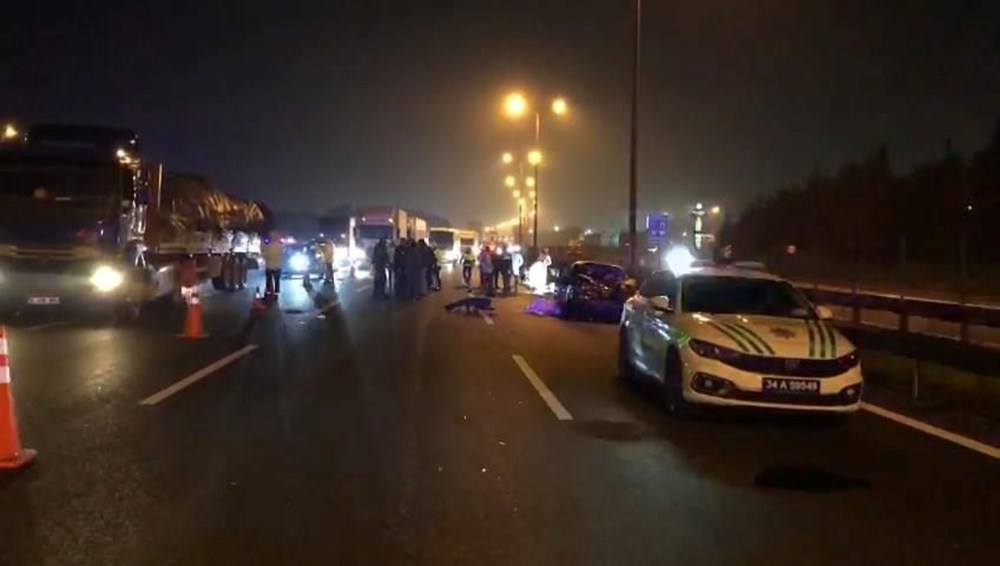 TEM Otoyolu'nda feci kaza: Otomobil yayalara çarptı, 5 kişi öldü - 11