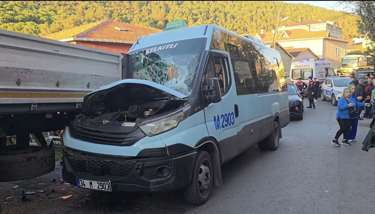 Maltepe'de minibüs park halindeki TIR'a çarptı: 8 yaralı Maltepe'de minibüs park halindeki TIR'a çarptı: 8 yaralı