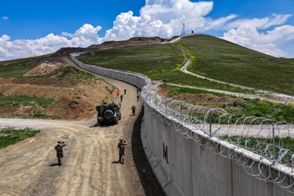 Sınırdaki güvenlik duvarının 173 kilometresi tamamlandı: 3
sıra jiletli tel çekildi - 10