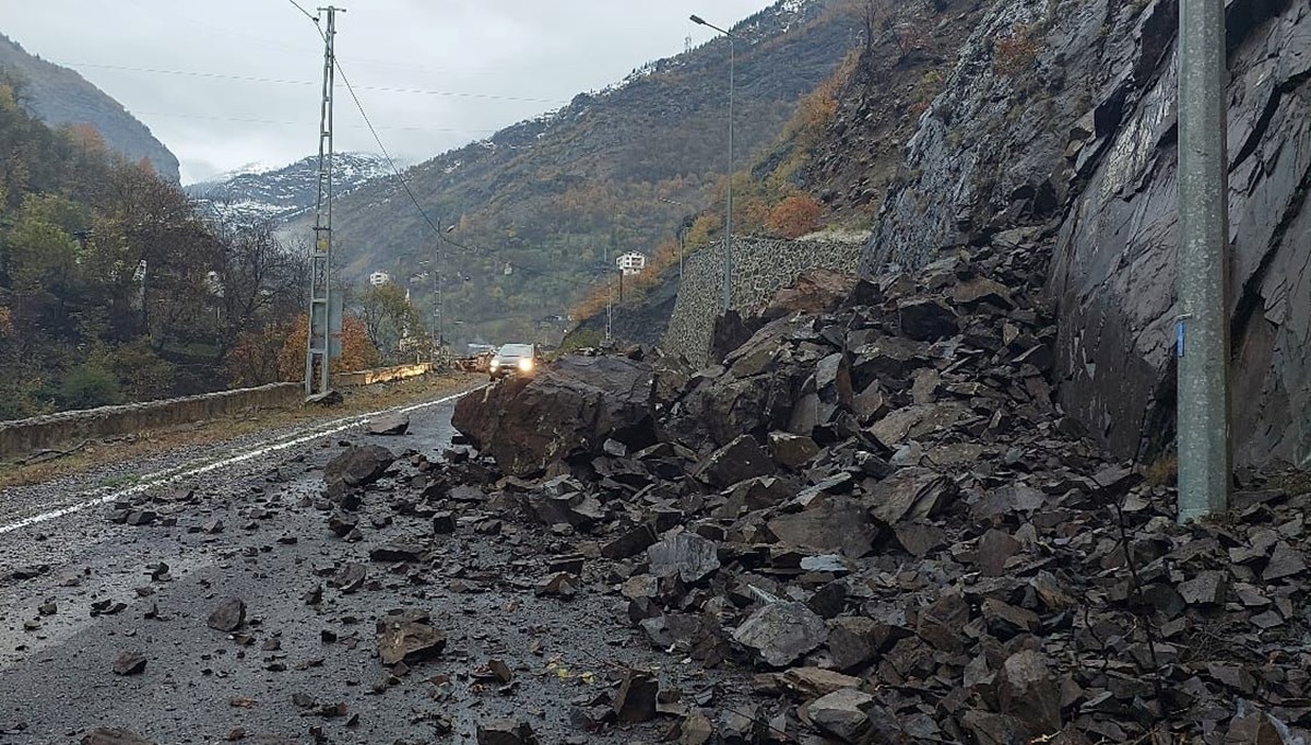 Artvin'de heyelan yol kapattı