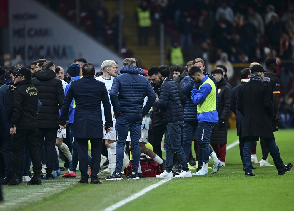 Adana Demirspor, Galatasaray maçında sahadan çekildi: Mücadele tatil edildi! - 16