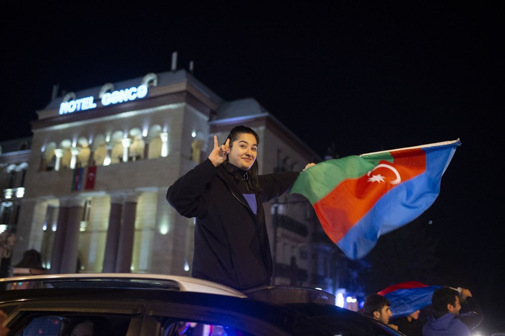 Azerbaycanlılar, Dağlık Karabağ'da varılan anlaşmayı coşkuyla kutluyor - 13
