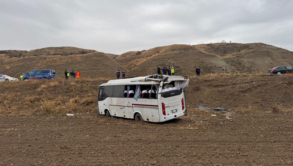 Çankırı'da cenazeye gidenleri taşıtan midibüs devrildi: 29 kişi yaralandı