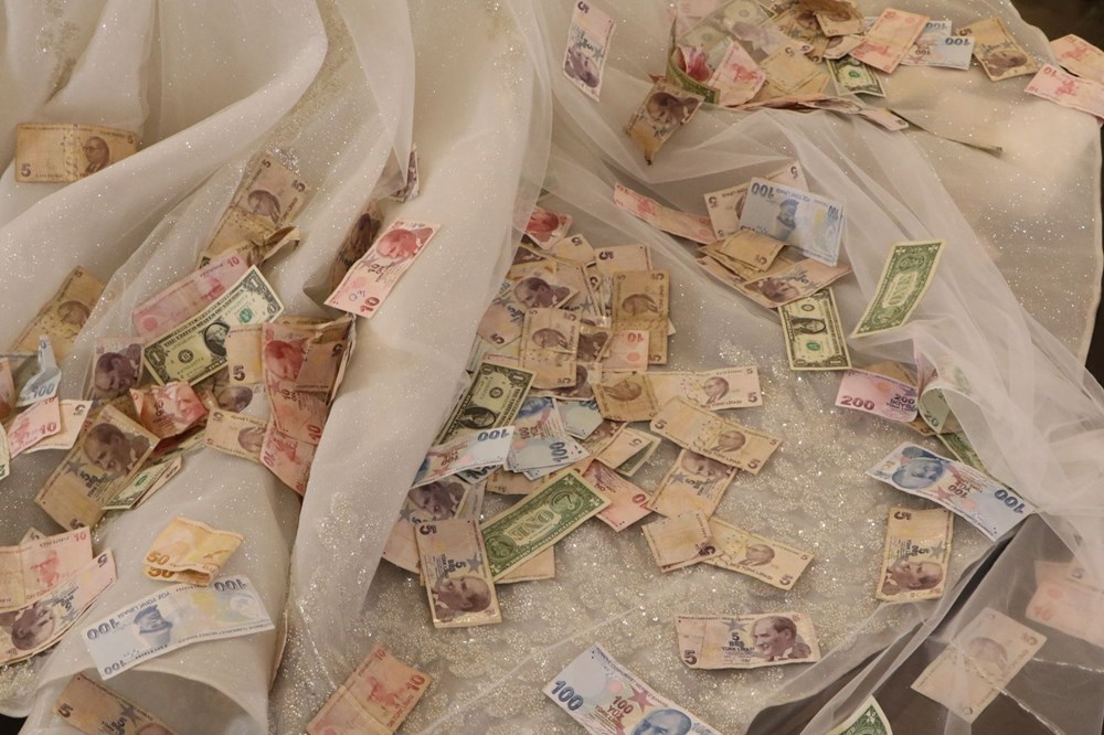 Düğünde dolarlar havada uçuştu: Geline 7 kilo altın takıldı - 3