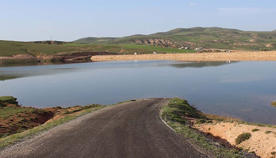 Sivas'ta otomobil gölete uçtu: 4 ölü - 1