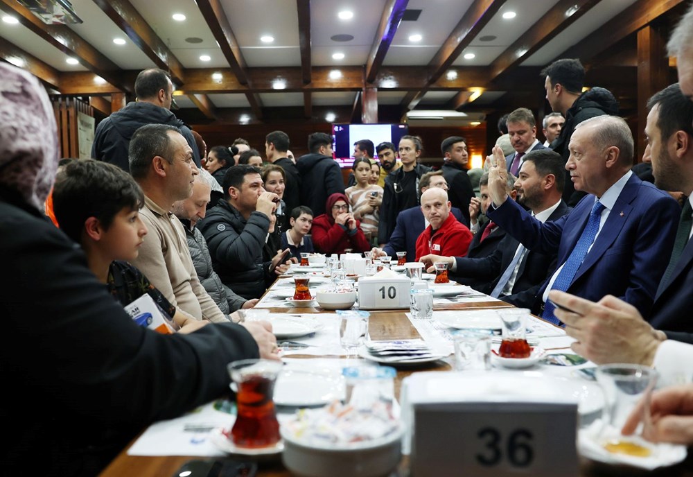 Cumhurbaşkanı Erdoğan geceyi dışarıda geçiren vatandaşlarla sohbet etti - 4