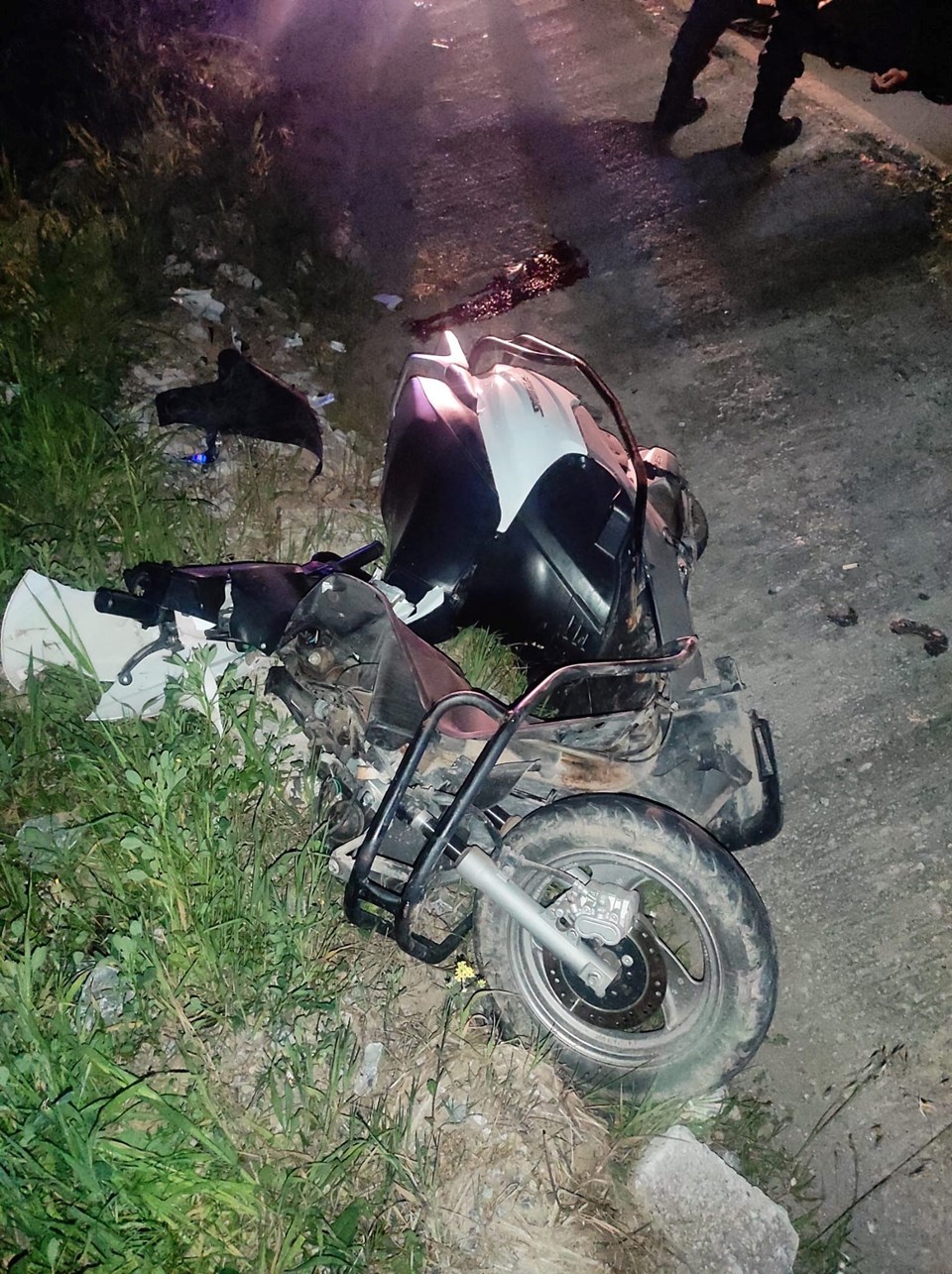 16 yaşındaki sürücü trafikte dehşet saçtı | Yayaya çarptı sonra motosikletten fırladı - 1