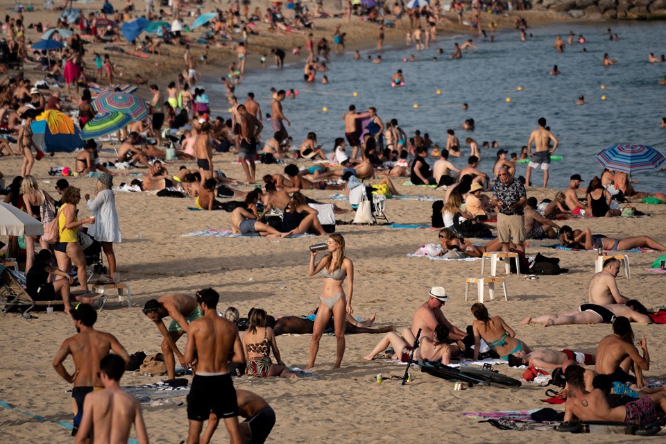 Avrupa'da ilk: İspanya'da plajda sigara içmek yasaklanıyor - 1