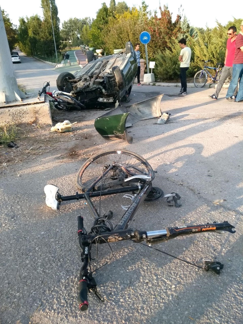 Otomobil 2 bisikletliye çarptı: 1 ölü, 3 yaralı - 2