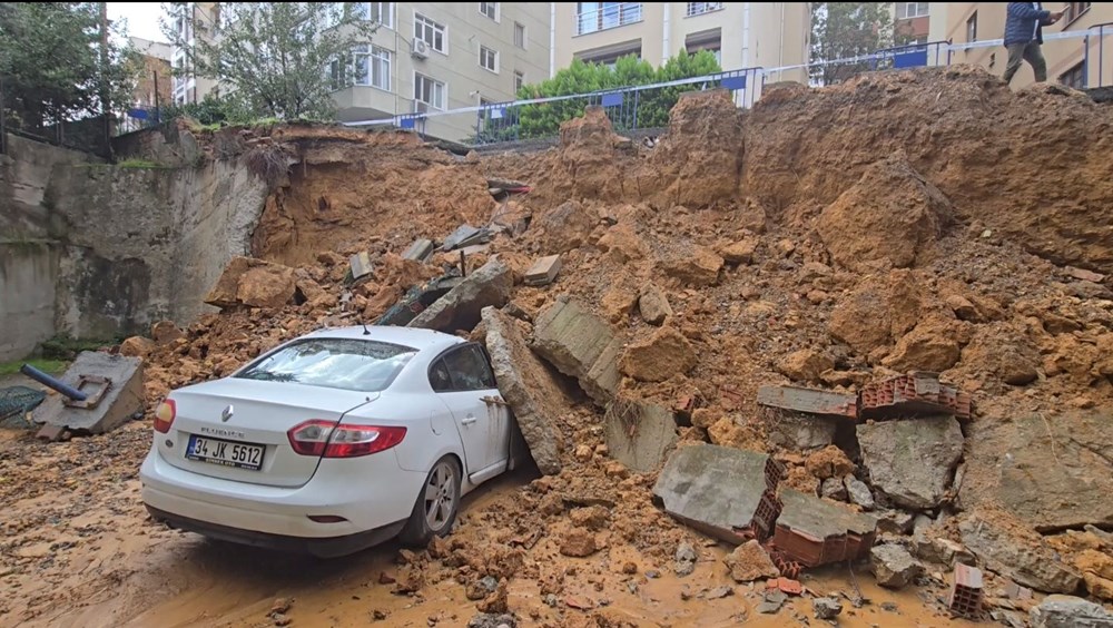İstanbul'da istinat duvarı araçların üzerine devrildi - 2
