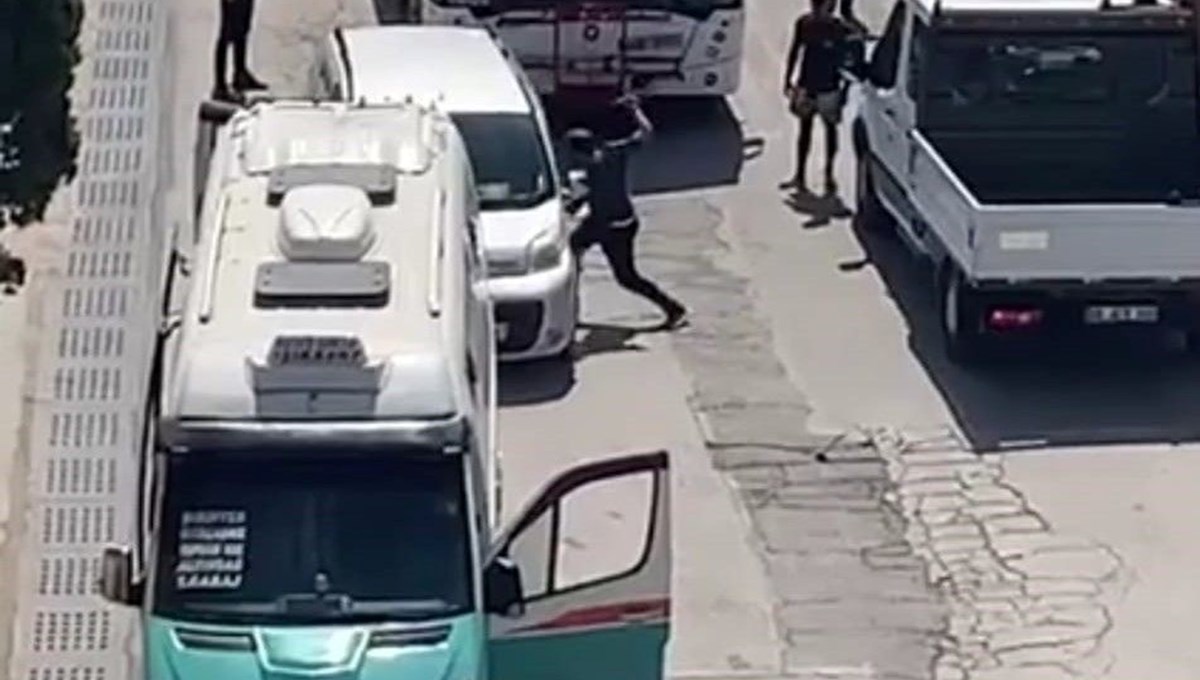 İzmir'de yol verme kavgası: Minibüs şoförü tartıştığı sürücüyü bıçakladı