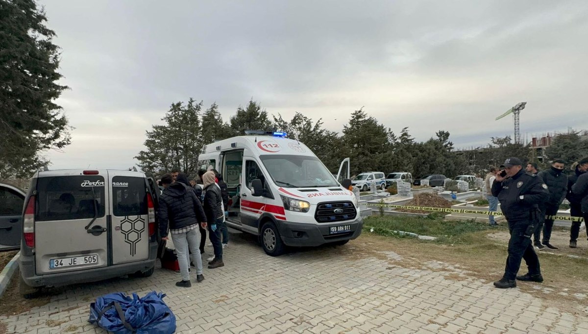 İki kuzen mezarlıkta başlarından silahla vurulmuş halde ölü bulundu