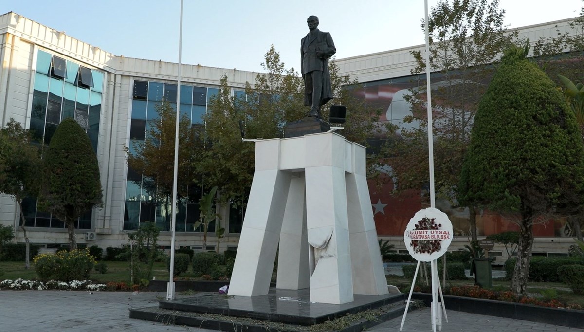 Atatürk Anıtı'na balyozla saldıran kişi tutuklandı