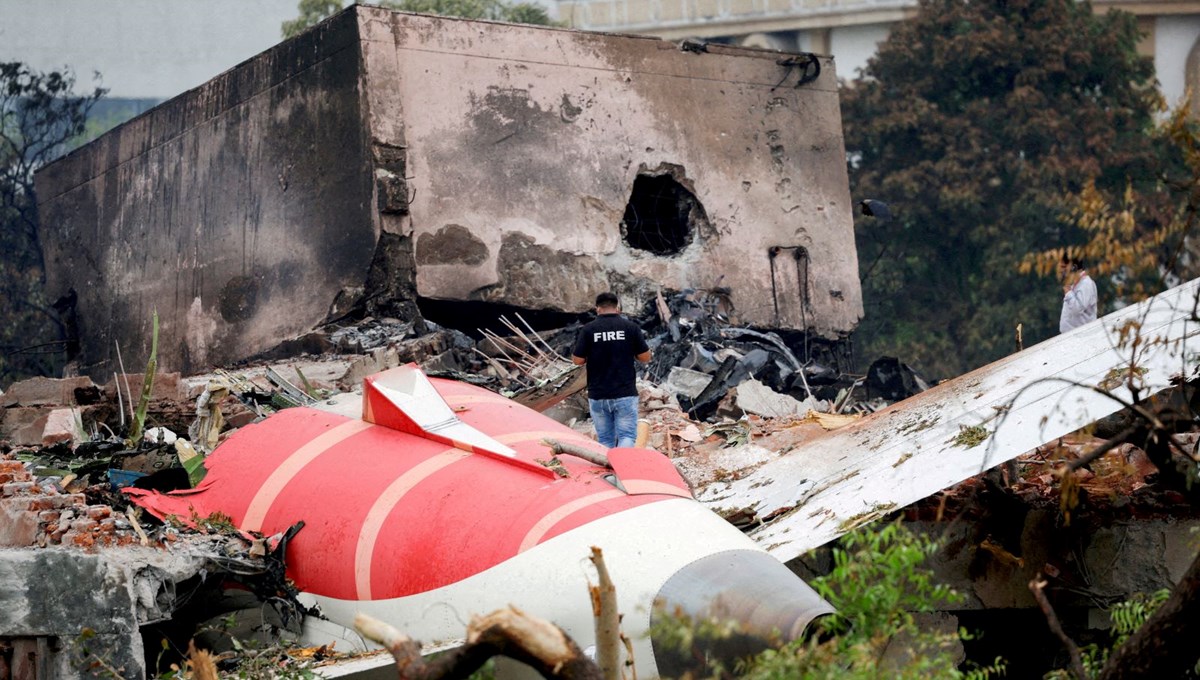 Uçak kazasında ölenlerin cesetleri karıştı