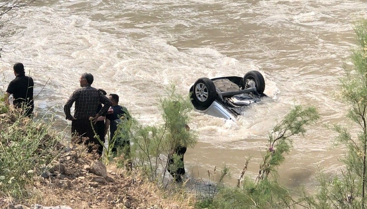 Otomobil Zap Suyu’na uçtu: Öğretmen öldü, polis eşi yaralandı Otomobil Zap Suyu’na uçtu: Öğretmen öldü, polis eşi yaralandı