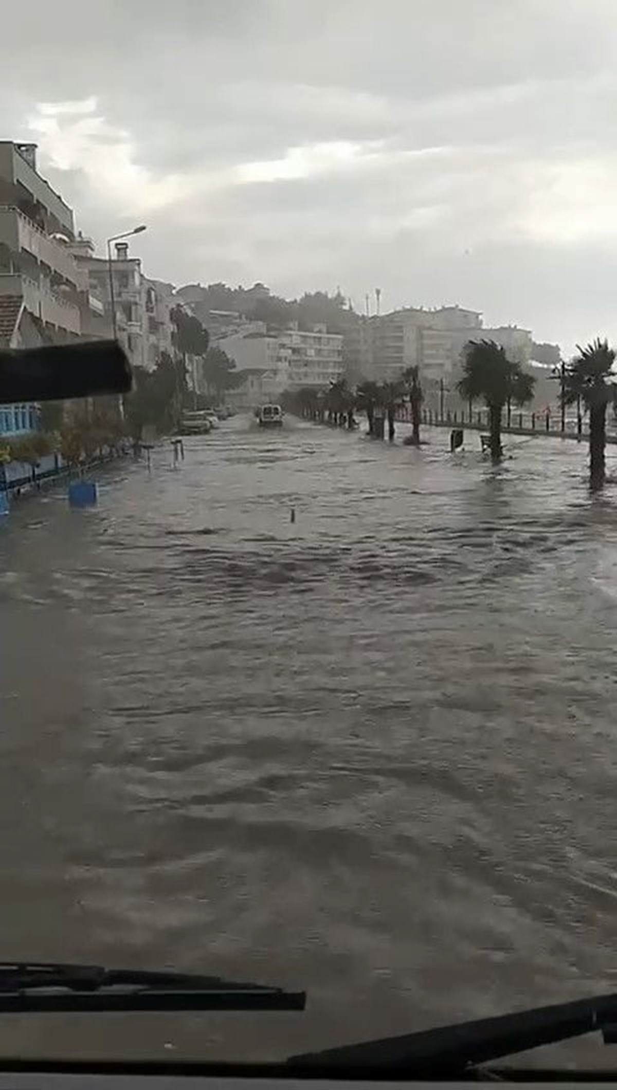 Bursa'da yollar dereye, merdivenler şelaleye döndü