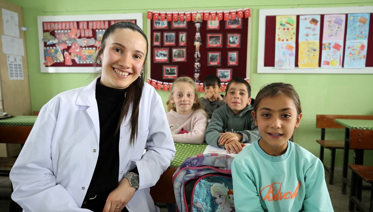 Köy okulunun tek öğretmeni: Soba yakarak sınıfı ısıtıyor, en iyi eğitimi vermek için çabalıyor Köy okulunun tek öğretmeni: Soba yakarak sınıfı ısıtıyor, en iyi eğitimi vermek için çabalıyor