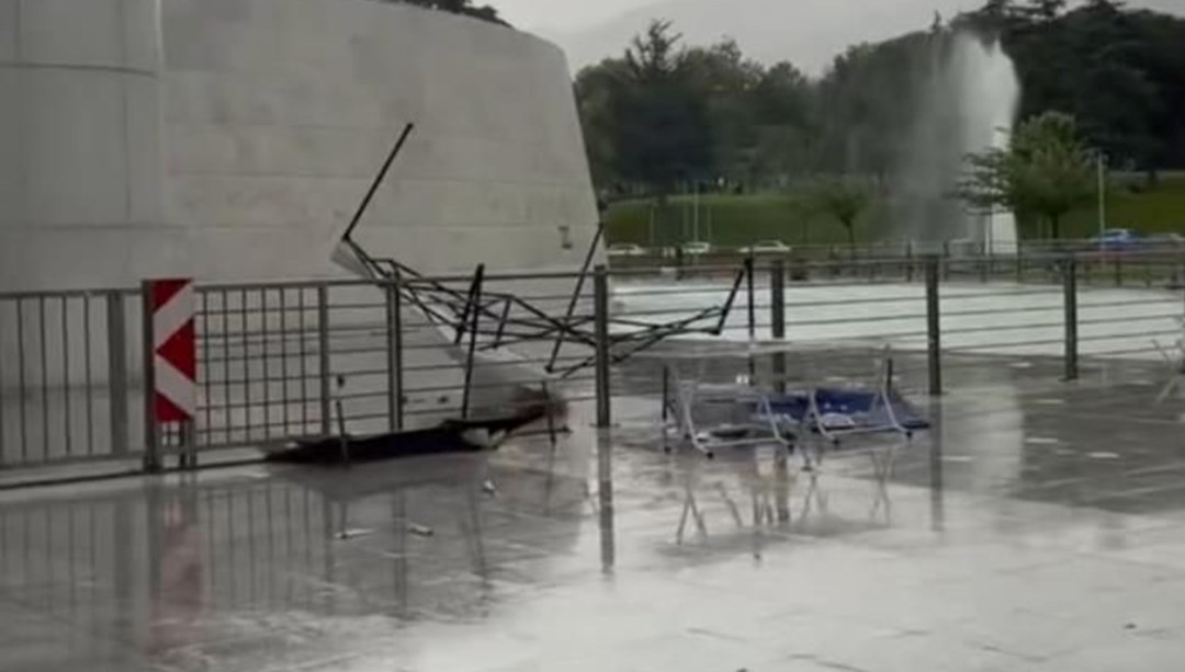 Festivalde korku dolu anlar: Fırtına reklam panosunu uçurdu
