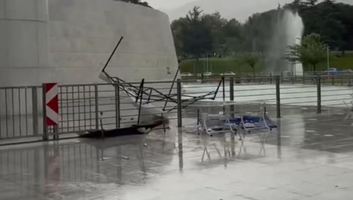 Fırtına reklam panosunu uçurdu: Bir kişi yaralı Fırtına reklam panosunu uçurdu: Bir kişi yaralı