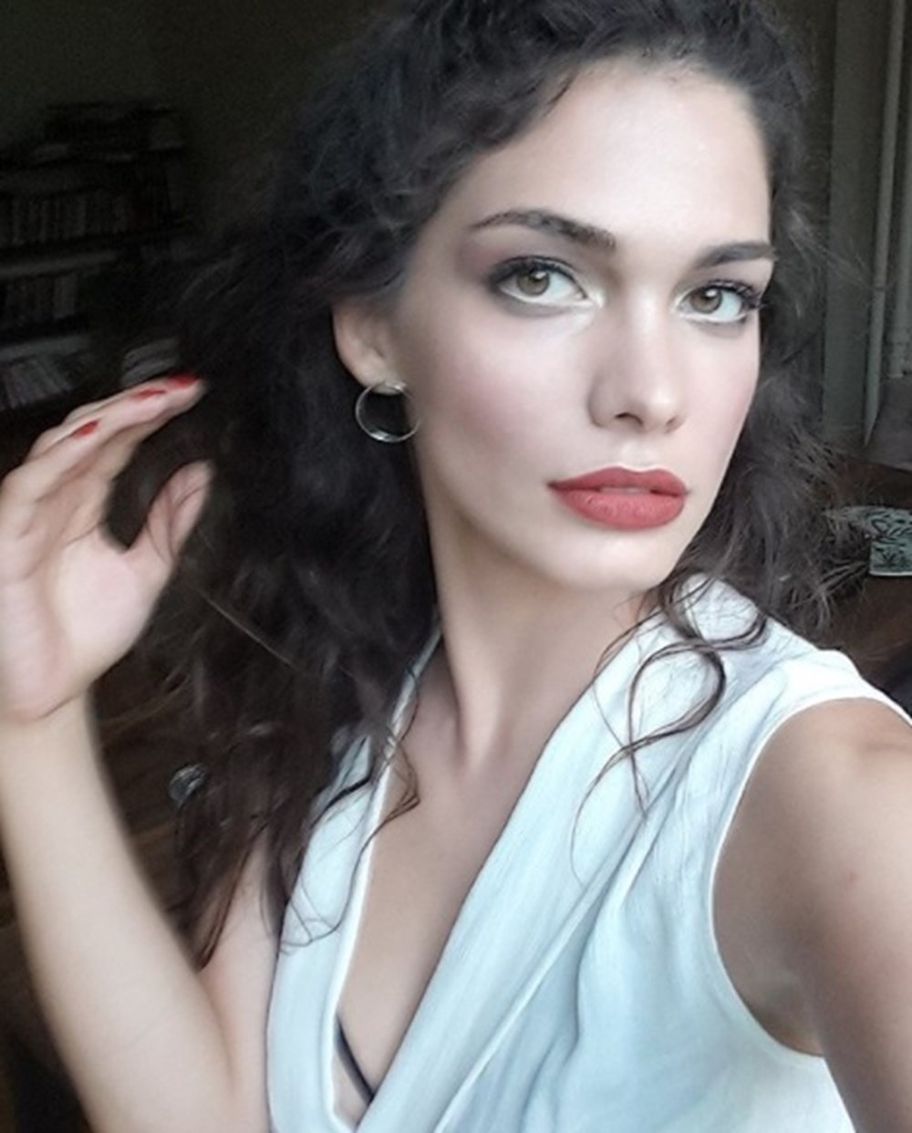 Su Burcu Yazgı Coşkun'dan nostaljik kare (Ünlülerin çocukluk ve gençlik halleri) - 602