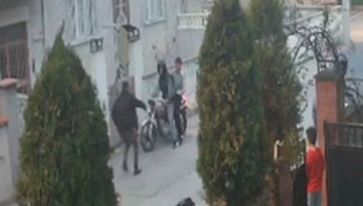 Kurusıkı tabancayla kızlara ateş açan şüphelileri uzman çavuş yakaladı Kurusıkı tabancayla kızlara ateş açan şüphelileri uzman çavuş yakaladı
