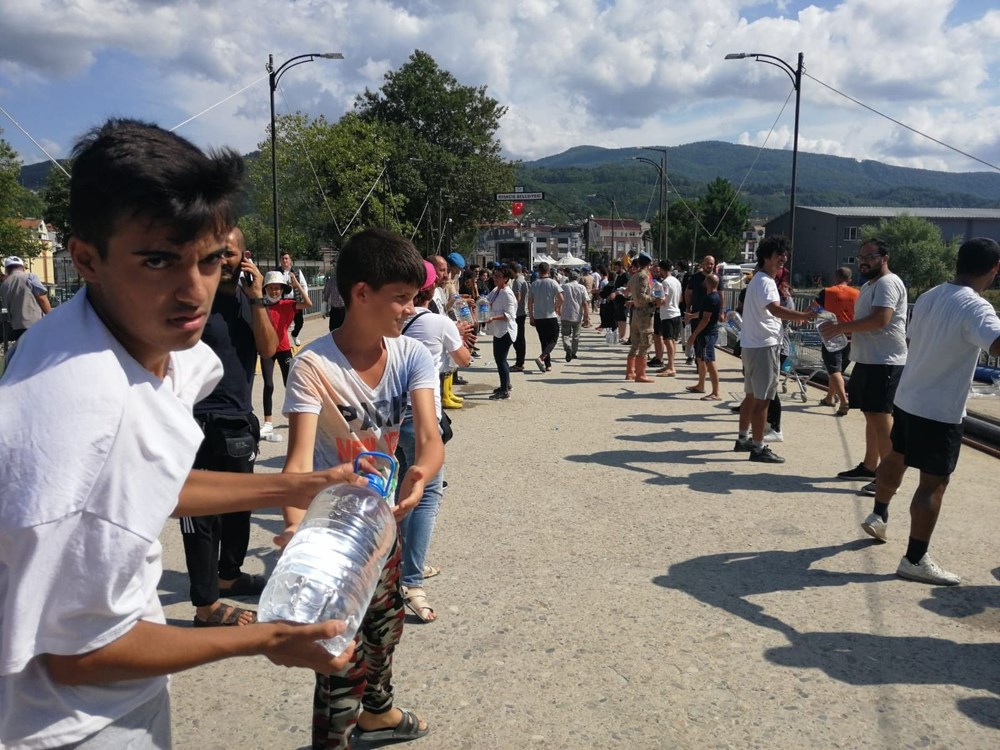 Hasarlı köprüde insan zinciri - 9