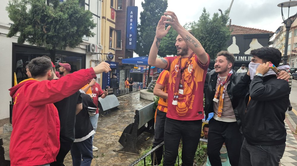 Galatasaray taraftarlarından farklı kutlama: Sarı - lacivert tabutla yürüyüş ve tekbir 74 wsUl9U XkUirmM8YWksBiw