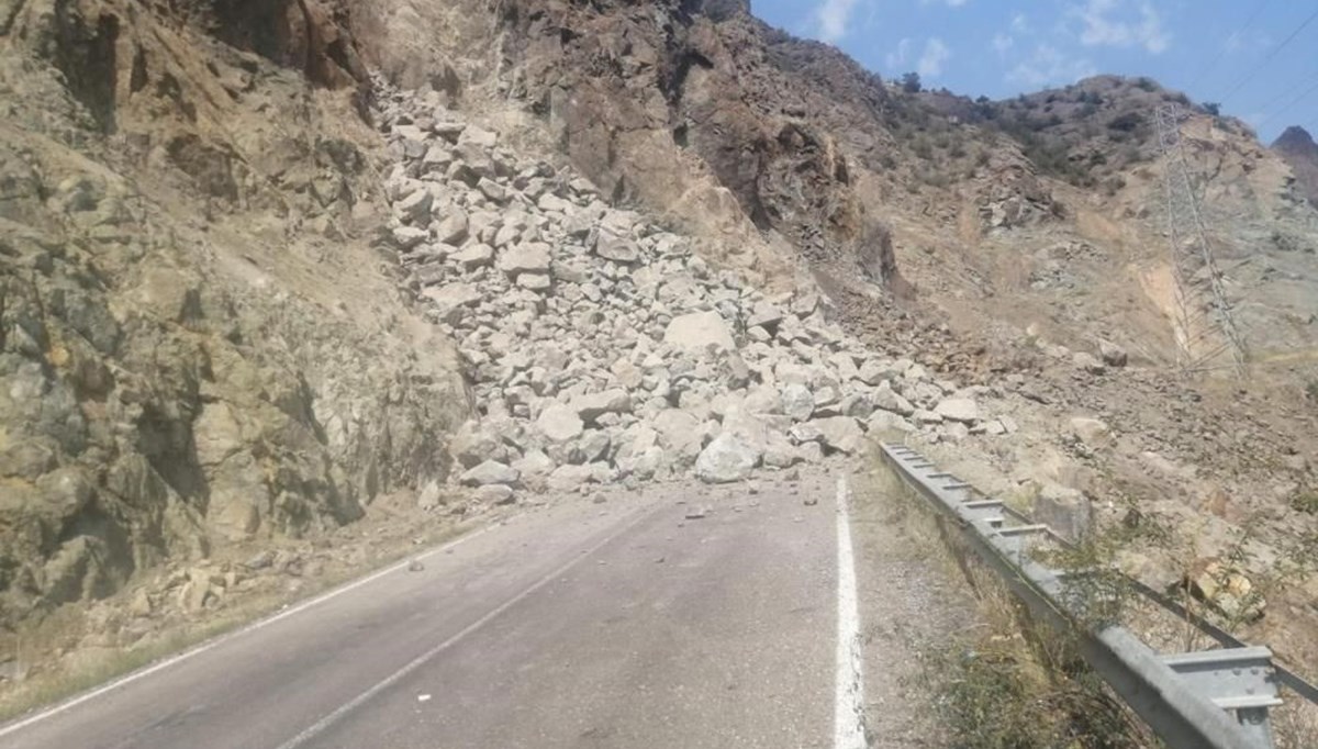 Erzurum'da heyelan: Oltu-Artvin kara yolu yolu kapandı