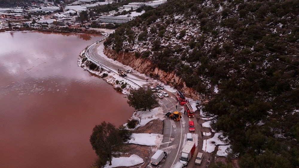 Antalya'da sel ve dolu: Yollar kapandı, sahiller çamur rengine döndü - 1