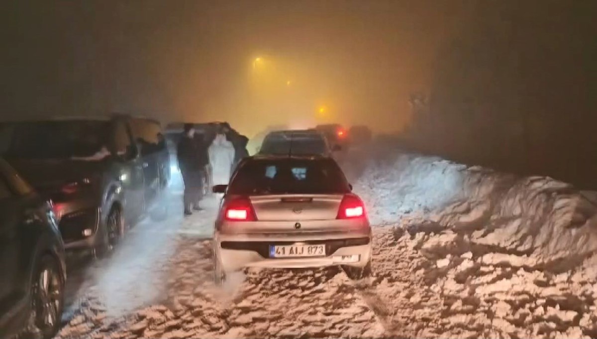 Kartepe'de hafta sonu yoğunluğu:  Yüzlerce araç yolda mahsur kaldı