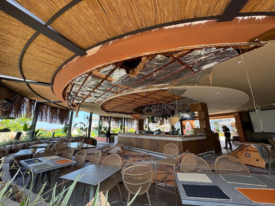 Restoranın tavanı aniden çöktü: Yaralılar var - 1