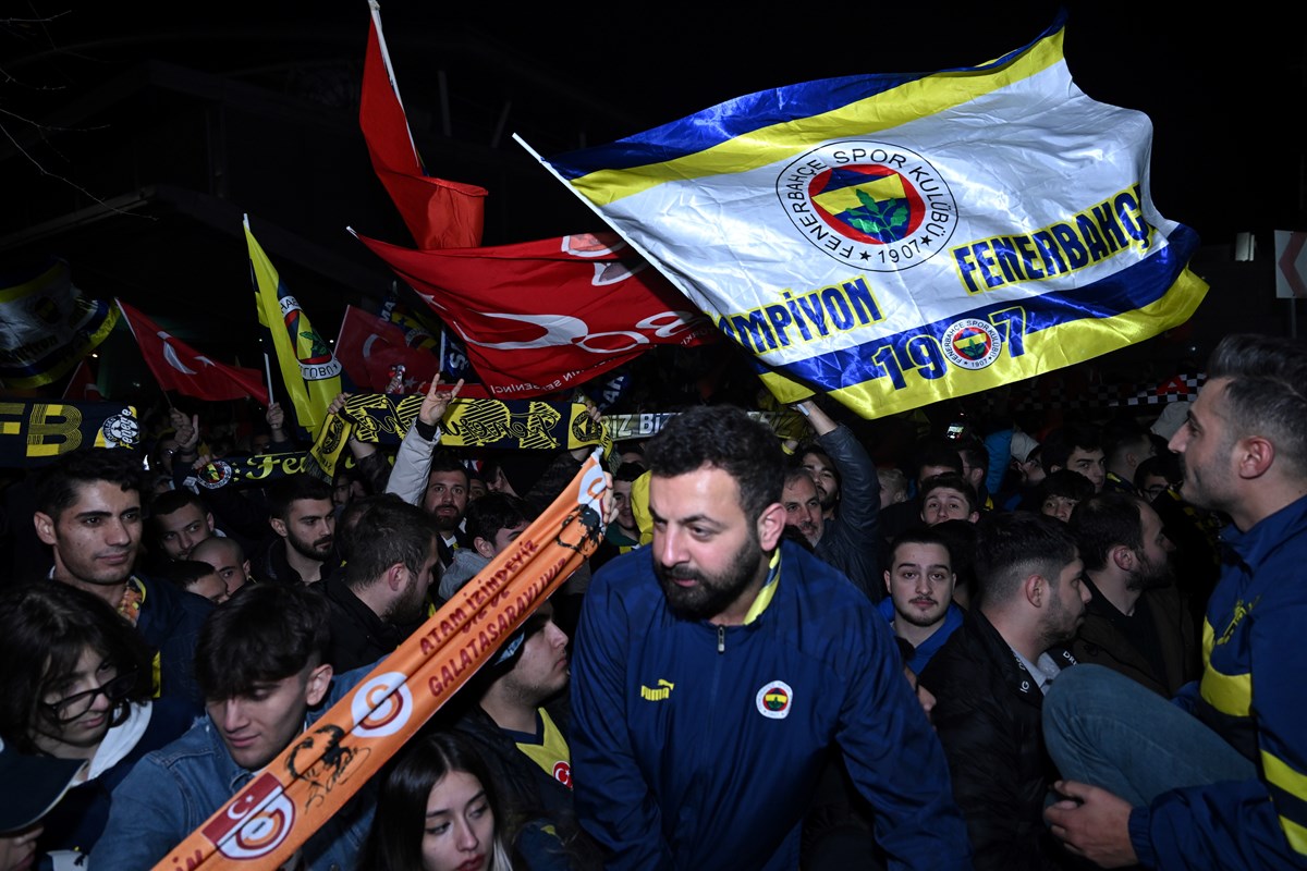 Galatasray ve Fenerbahçe kafilelerini havalimanlarında binlerce taraftar karşıladı.