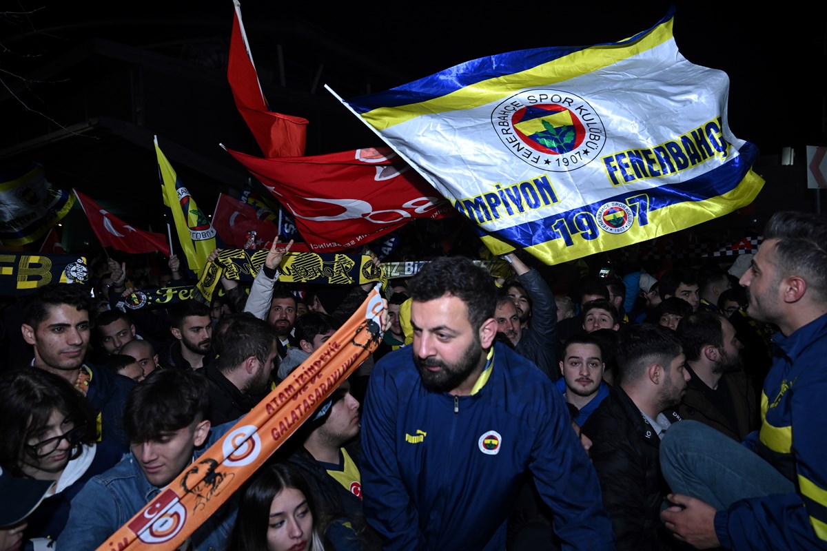 Galatasray ve Fenerbahçe kafilelerini havalimanlarında binlerce taraftar karşıladı. Galatasray ve Fenerbahçe kafilelerini havalimanlarında binlerce taraftar karşıladı.