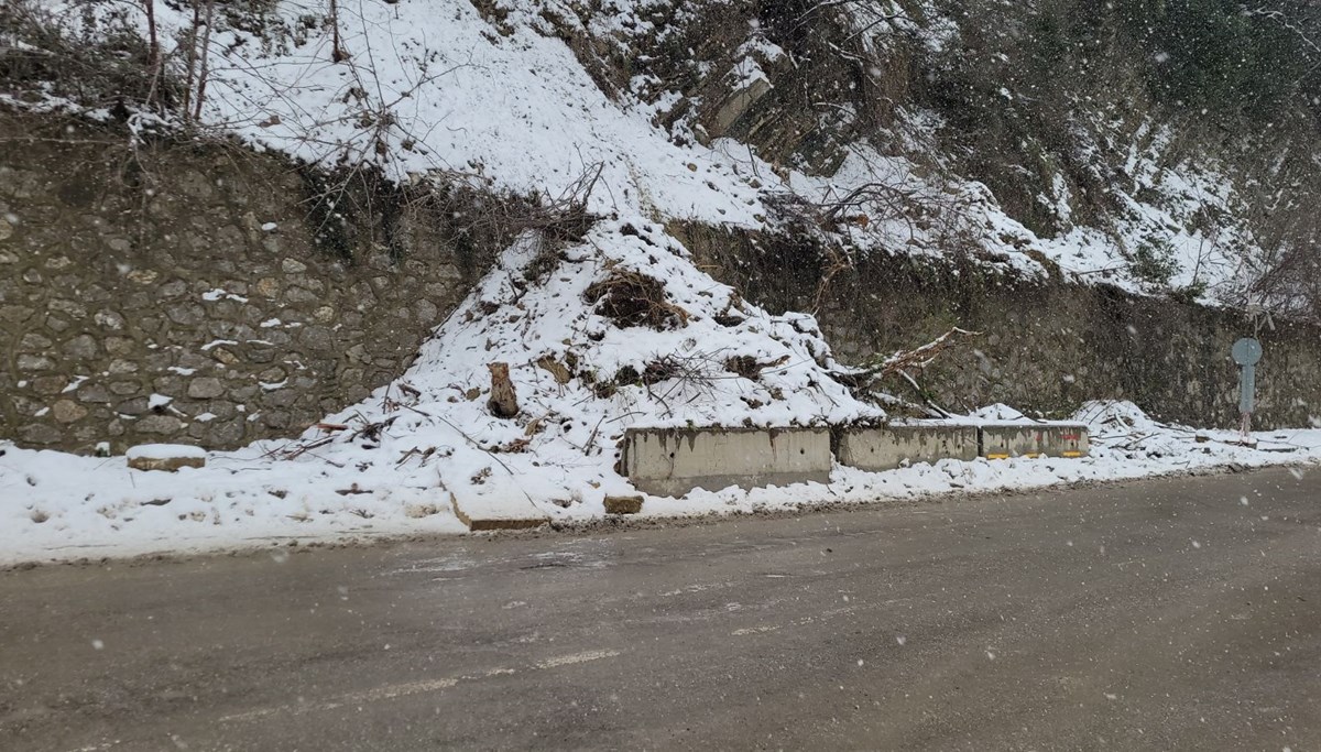 Kastamonu'da dağdan kopan taşlar yola düştü: 3 bina tahliye edildi