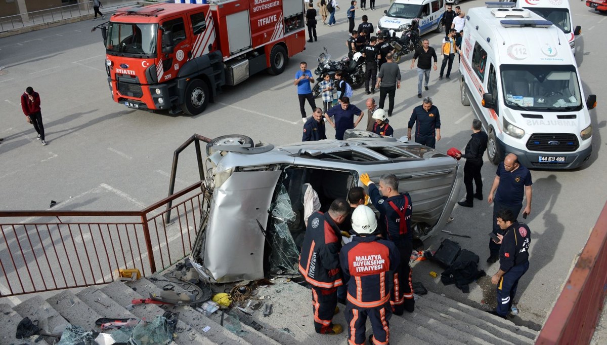 Malatya'da istinat duvarına çarpıp okul bahçesine düşen aracın sürücüsü yaralandı