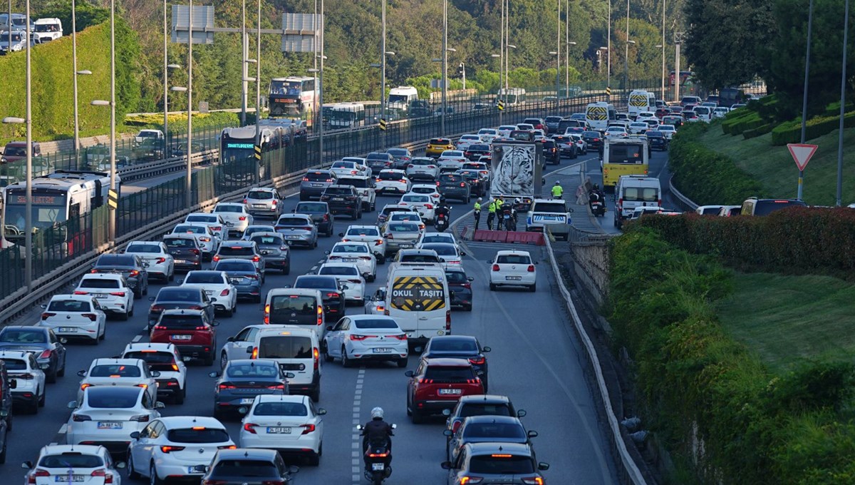 Haftanın son iş gününde trafik yoğunluğu